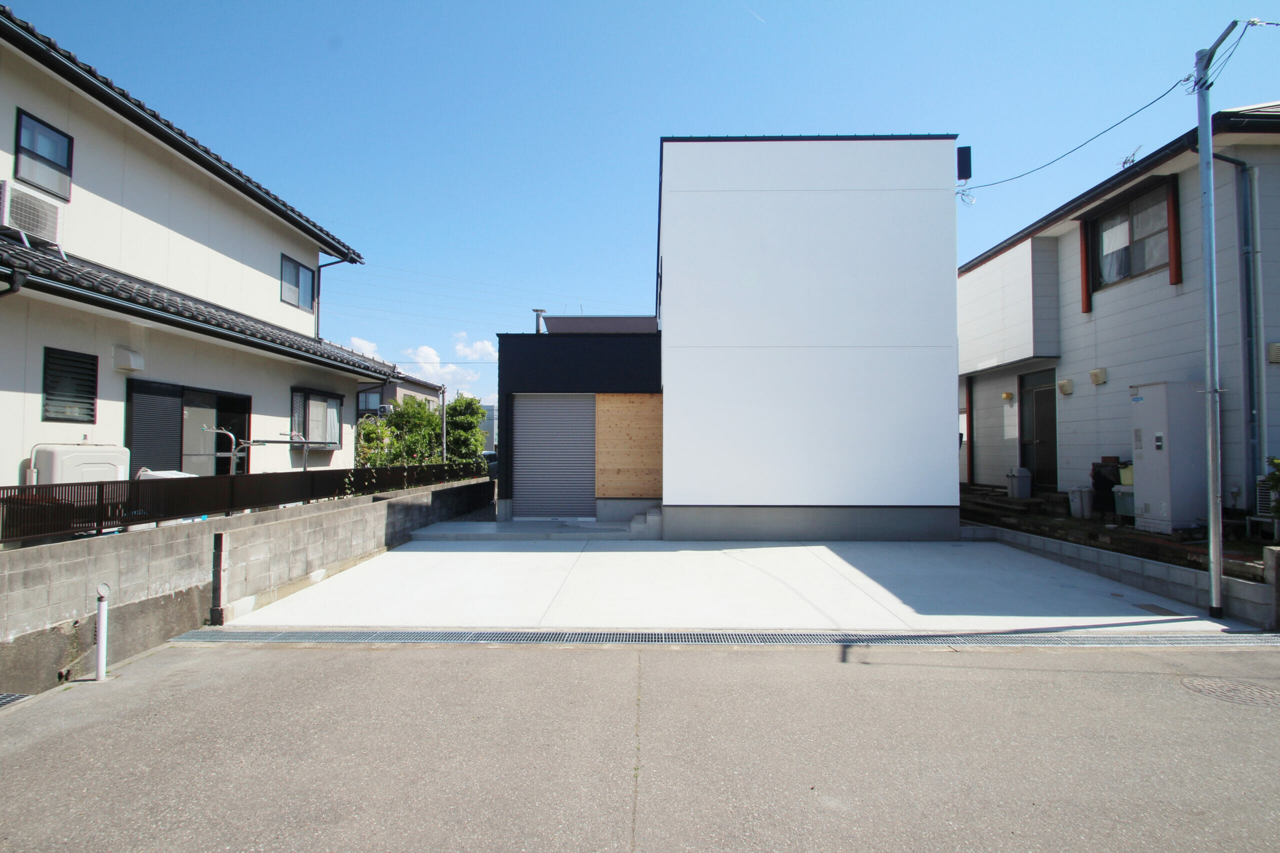 住む人のプライバシーを守る、窓の無いデザイン